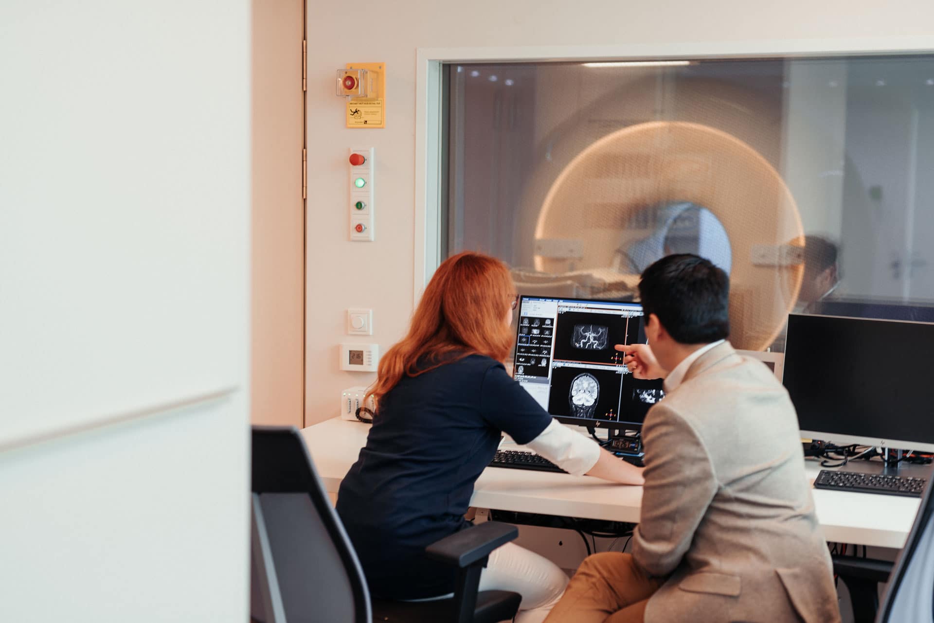 Mitarbeiter und Radiologe besprechen MRT Befund in Radiologie Bochum