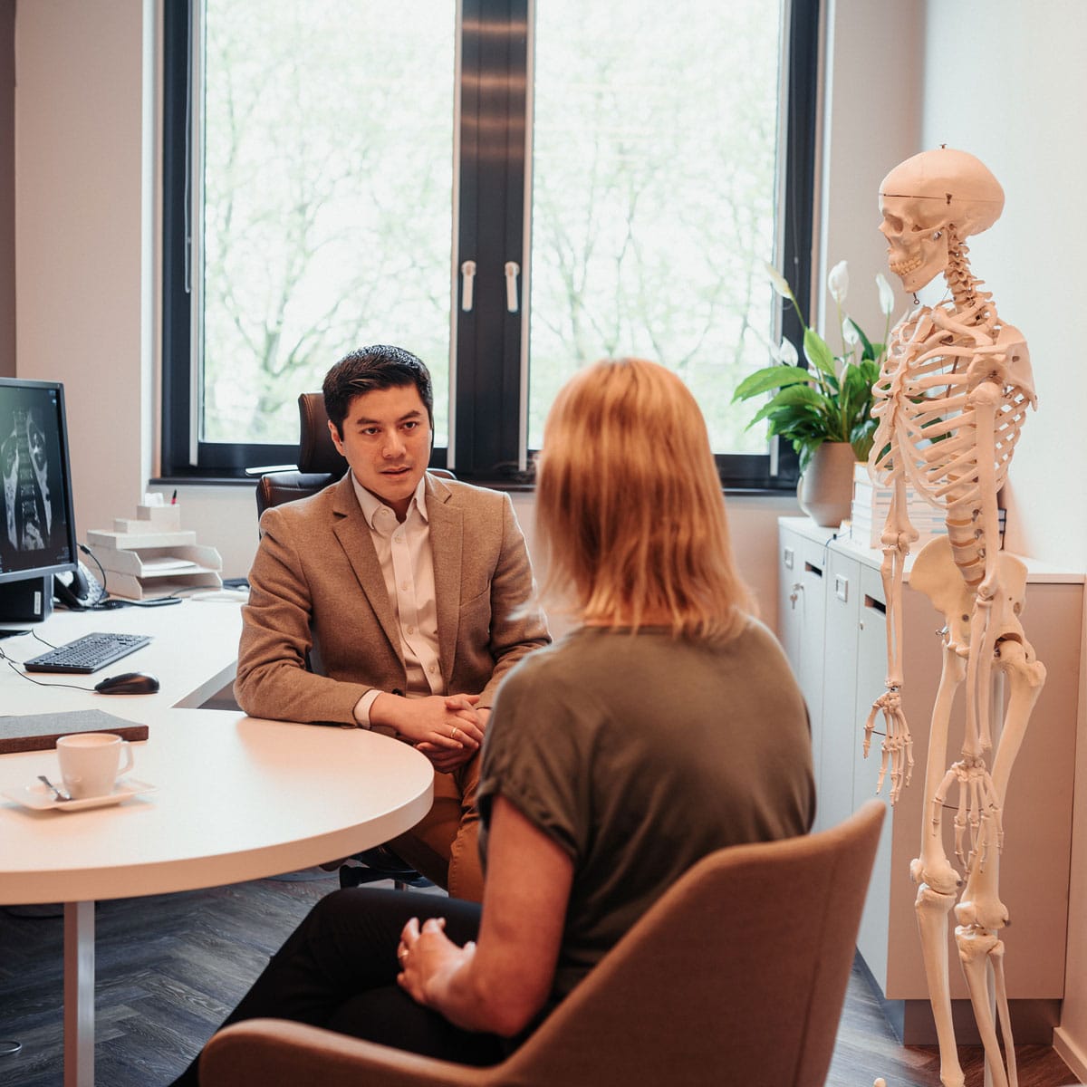 Radiologe im Patientengespräch in Köln