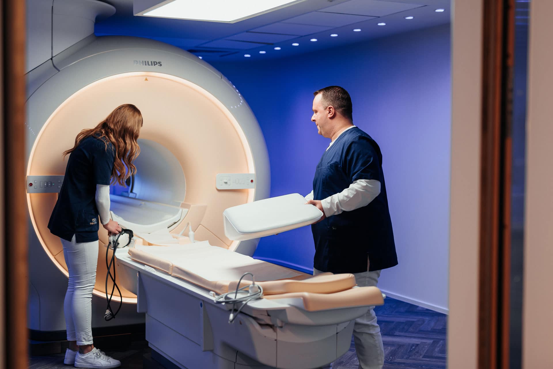 Mitarbeiter bereiten MRT vor in der Radiologie in Bochum